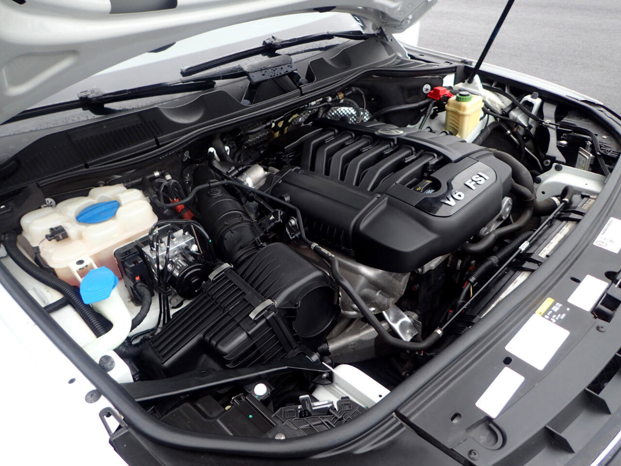 Used 2014 Volkswagen Touareg VR6 image 23