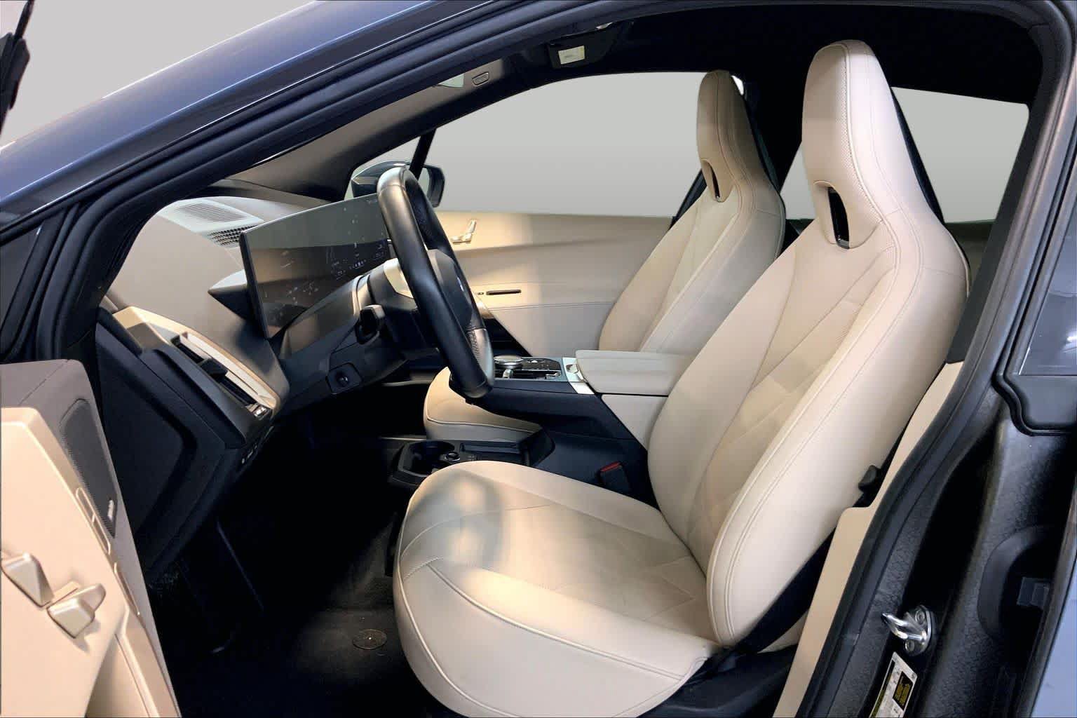 Used 2024 BMW iX xDrive50 w/ Sport Package AWD/4WD image 7