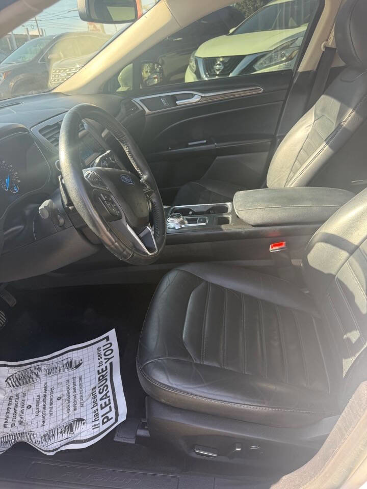 Used 2017 Ford Fusion SE FWD image 16
