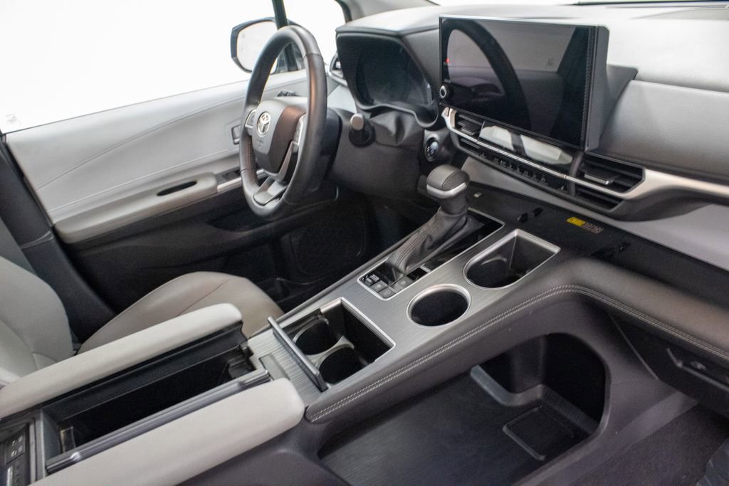 Used 2025 Toyota Sienna XLE image 34