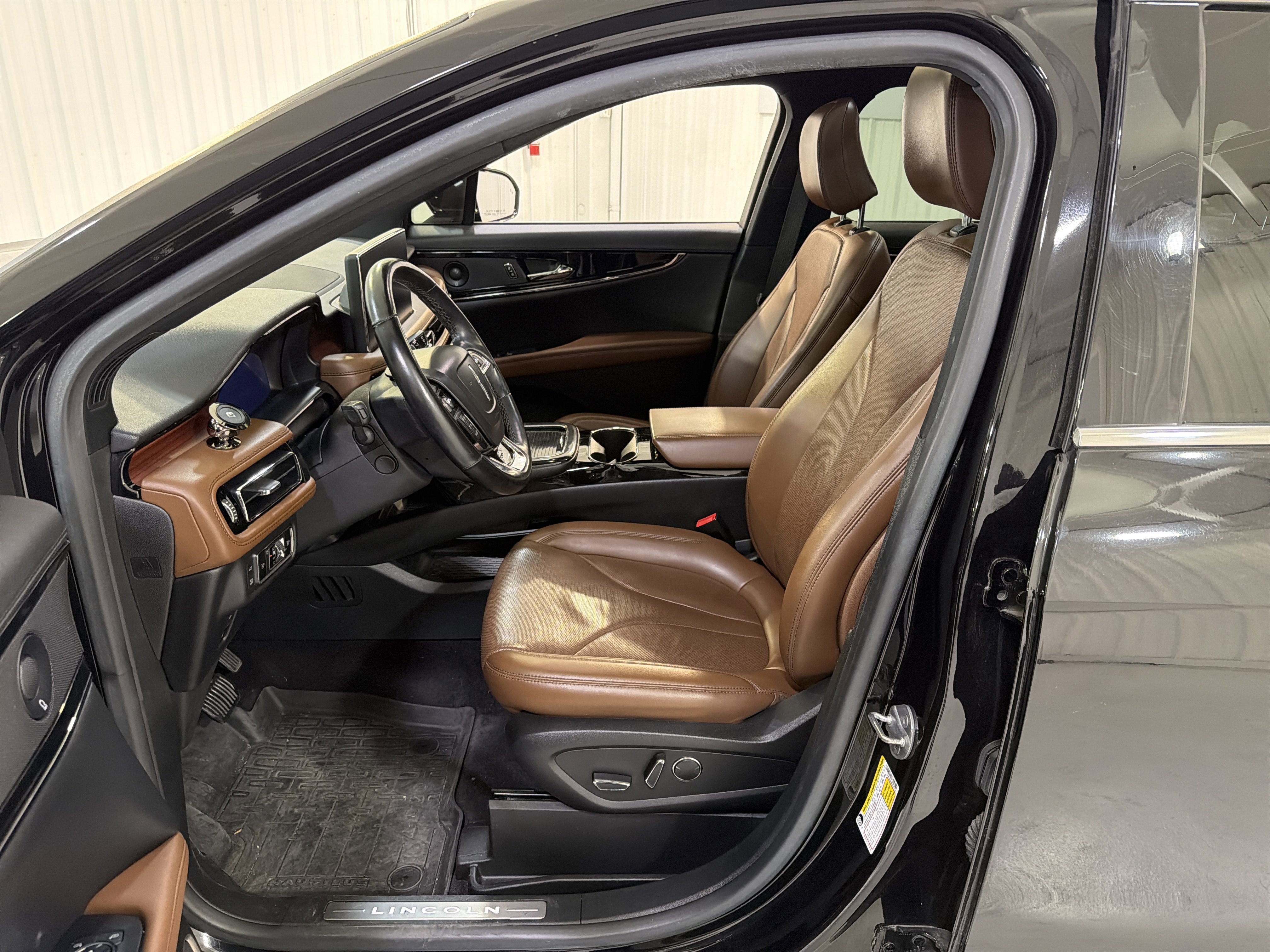 Used 2022 Lincoln Nautilus Reserve image 11