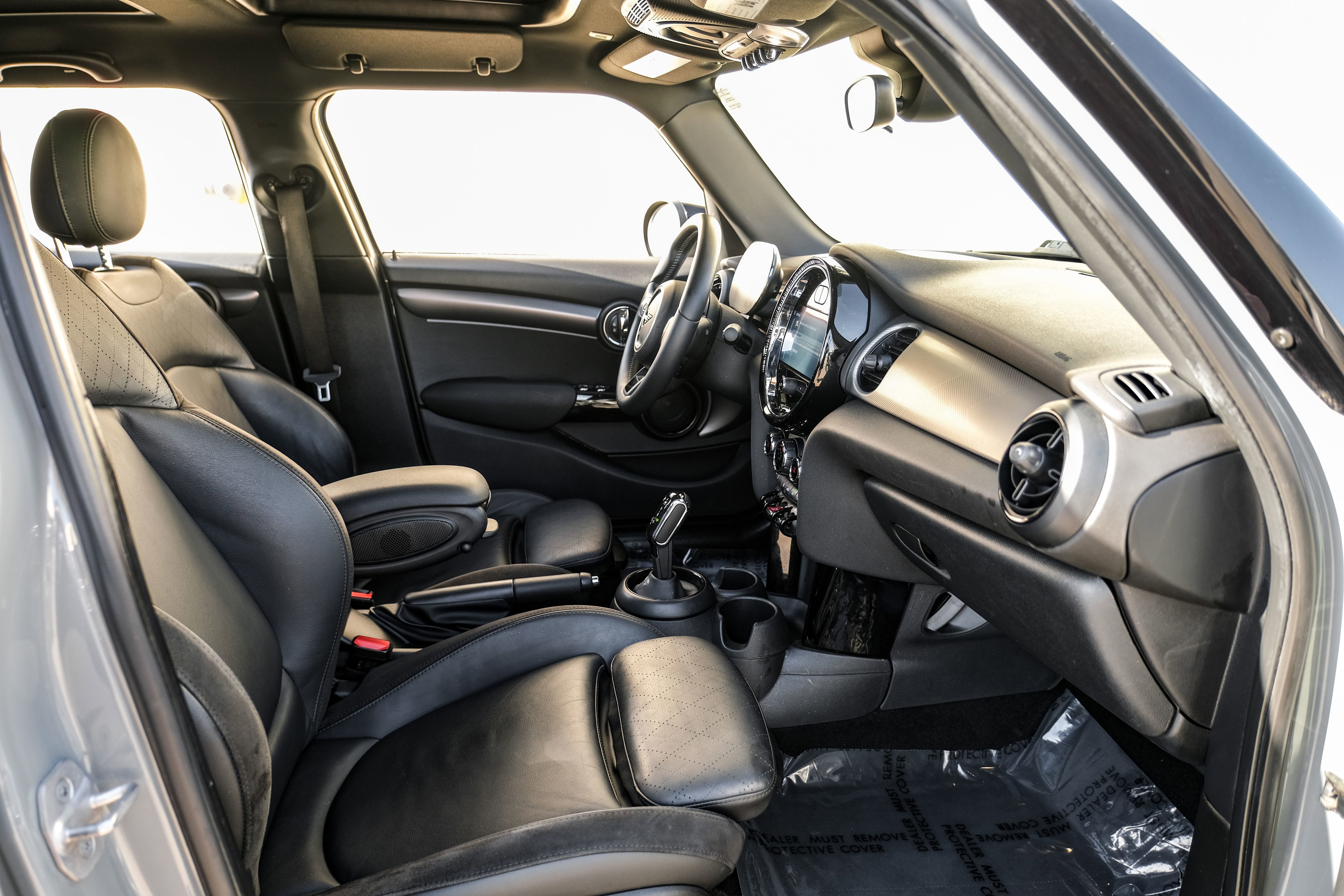 Used 2022 MINI Cooper 4-Door Hardtop w/ Signature Upholstery Package image 32