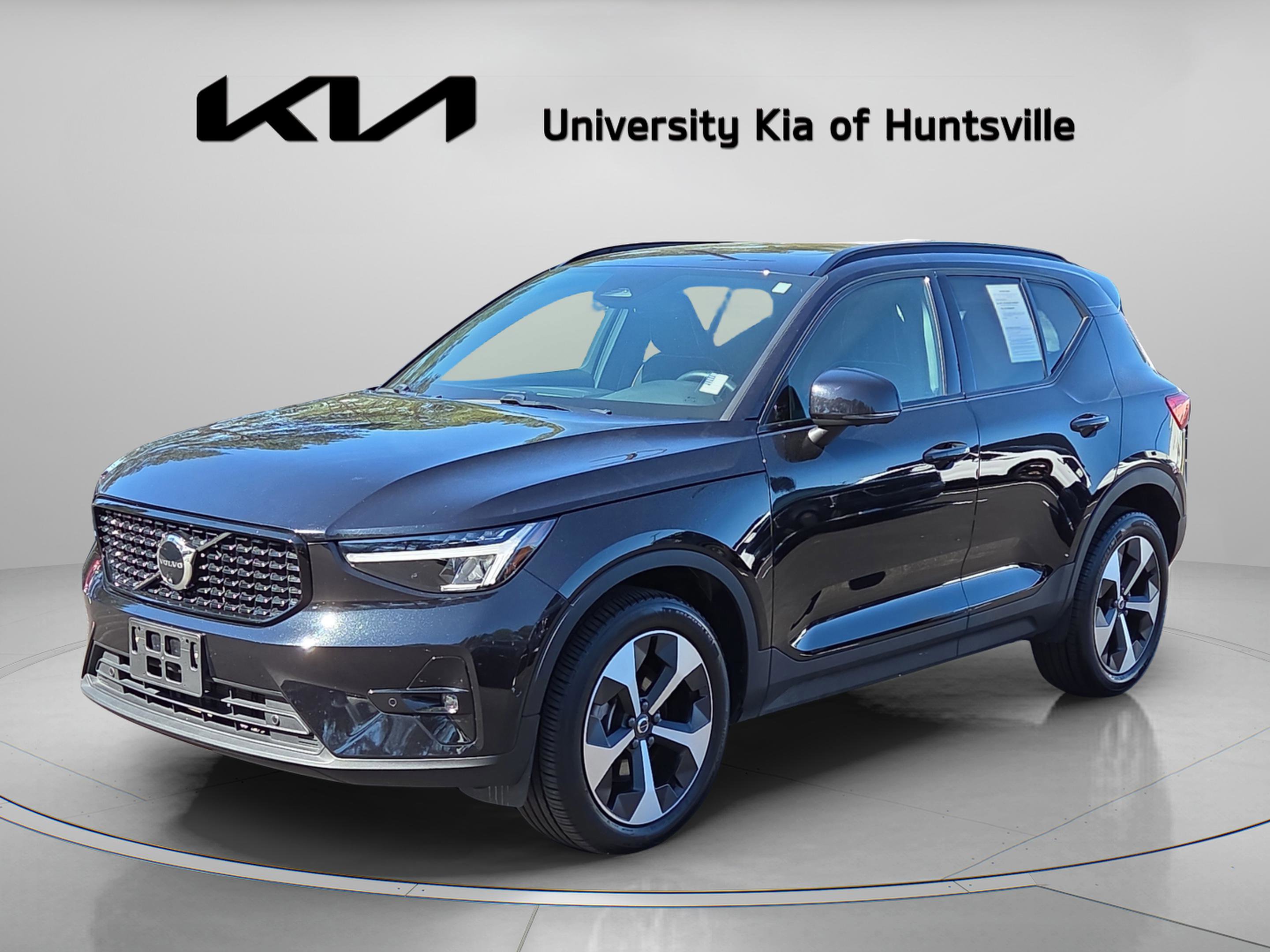 Used 2025 Volvo XC40 B5 Plus image 3