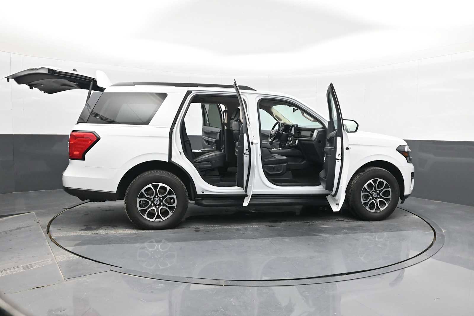 Used 2024 Ford Expedition XLT image 39