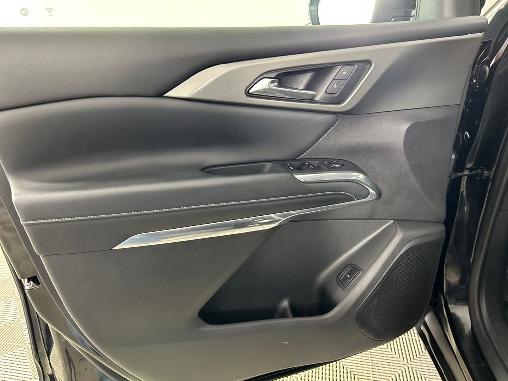 Used 2025 Chevrolet Traverse LT image 11