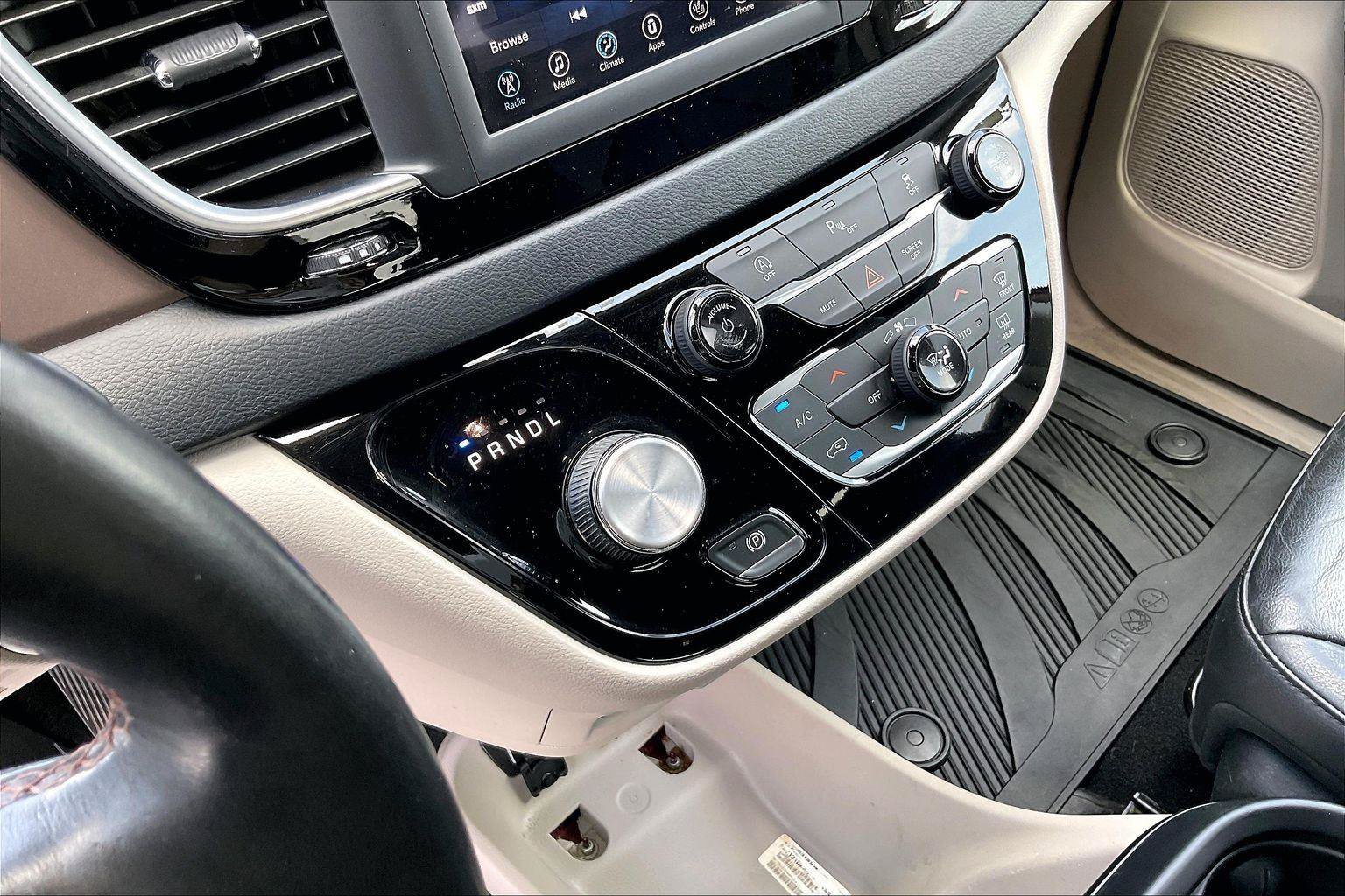 Used 2019 Chrysler Pacifica Touring-L w/ Tire & Wheel Group FWD image 15