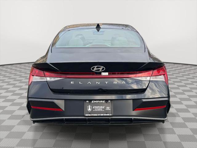 Used 2025 Hyundai Elantra SEL image 5