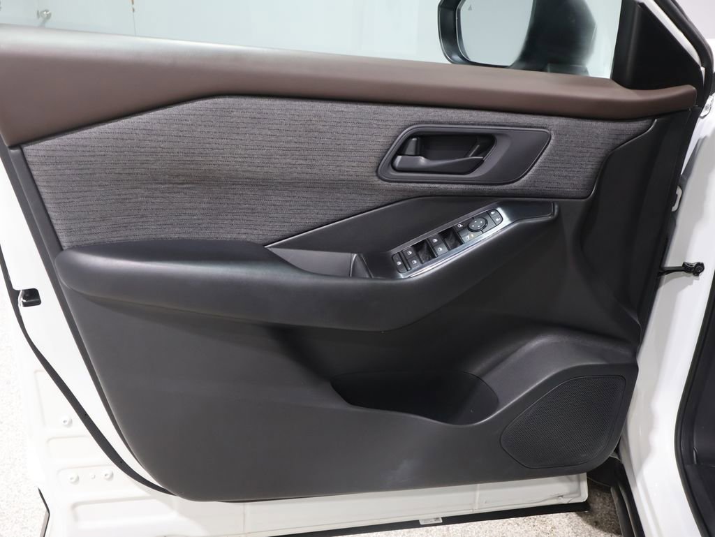 Used 2023 Nissan Rogue S image 13