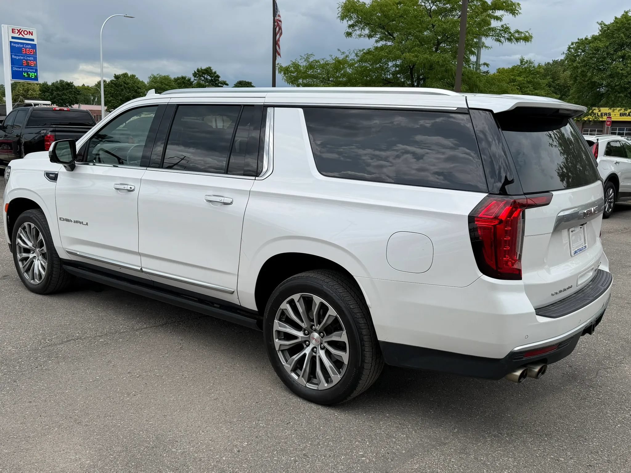 Used 2021 GMC Yukon XL Denali w/ Denali Premium Package AWD/4WD image 3