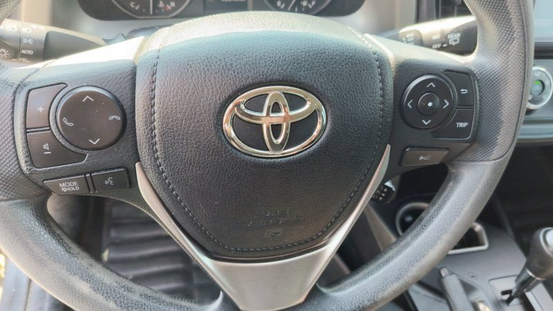 Used 2018 Toyota RAV4 LE FWD image 16