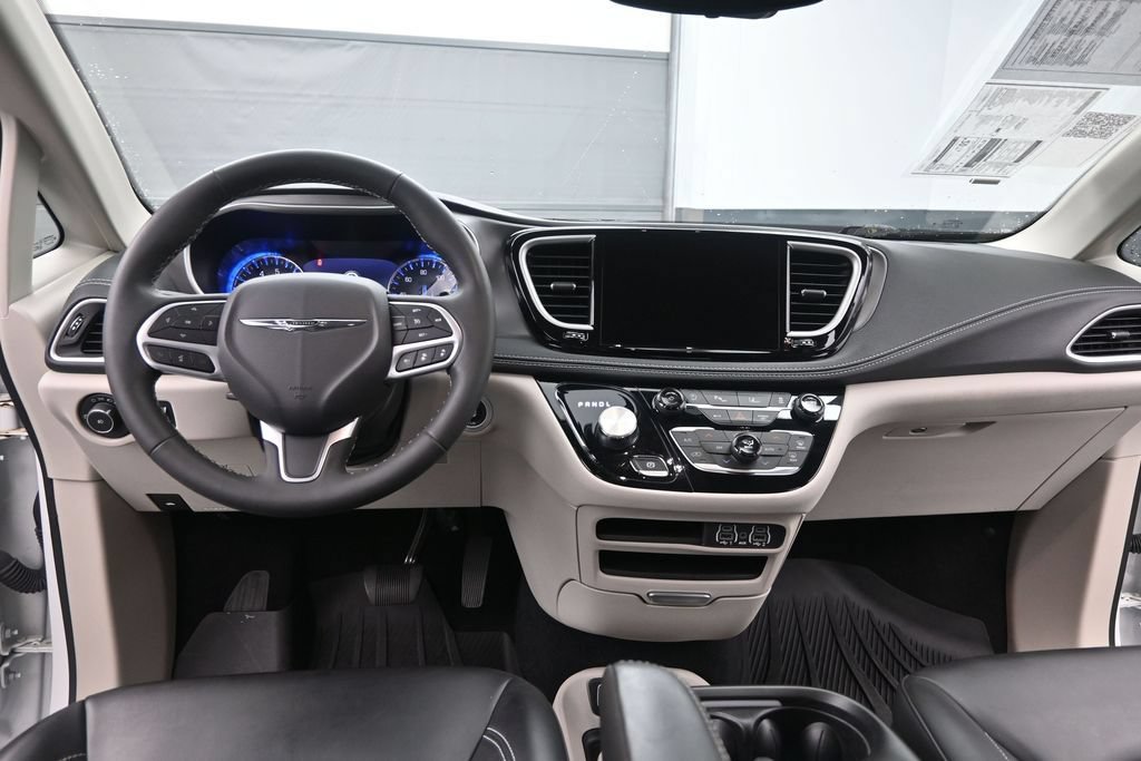 Used 2023 Chrysler Pacifica Touring-L AWD/4WD image 31
