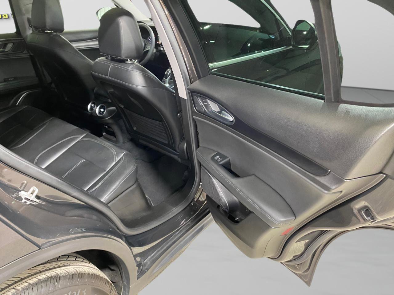 Used 2018 Alfa Romeo Stelvio AWD image 28