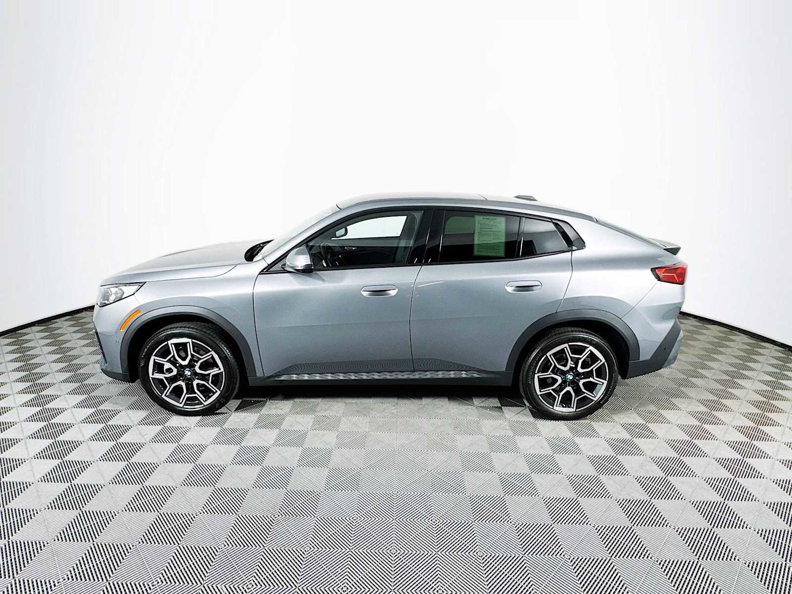 Used 2025 BMW X2 xDrive28i w/ Premium Package image 11