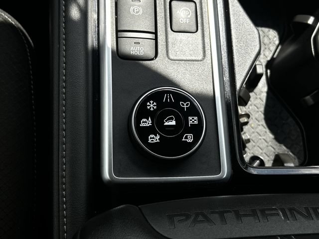 Used 2024 Nissan Pathfinder SL AWD/4WD image 22