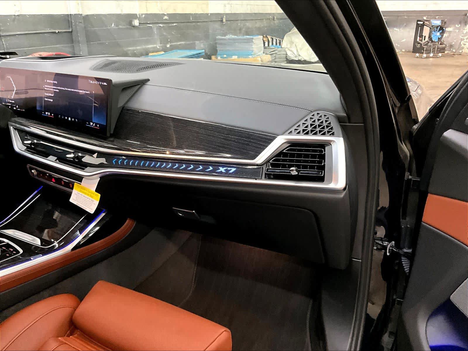 Used 2024 BMW X7 xDrive40i w/ M Sport Package AWD/4WD image 18
