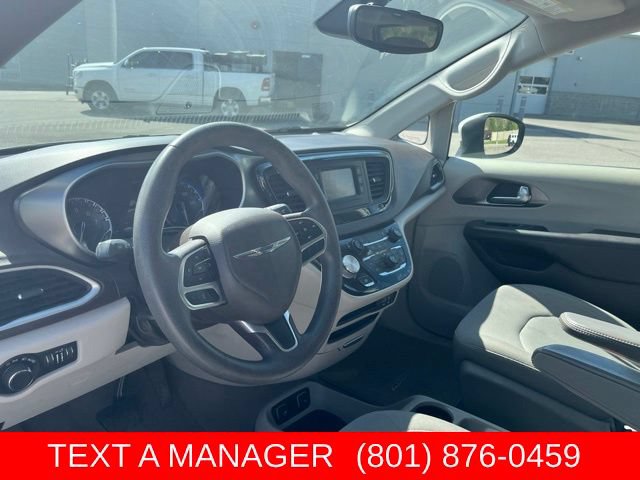Used 2017 Chrysler Pacifica Touring FWD image 11