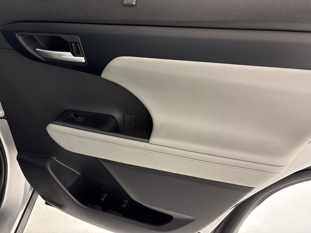 Used 2023 Toyota Highlander XLE image 41