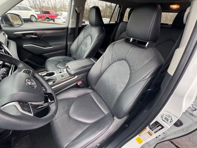 Used 2024 Toyota Highlander Platinum image 12