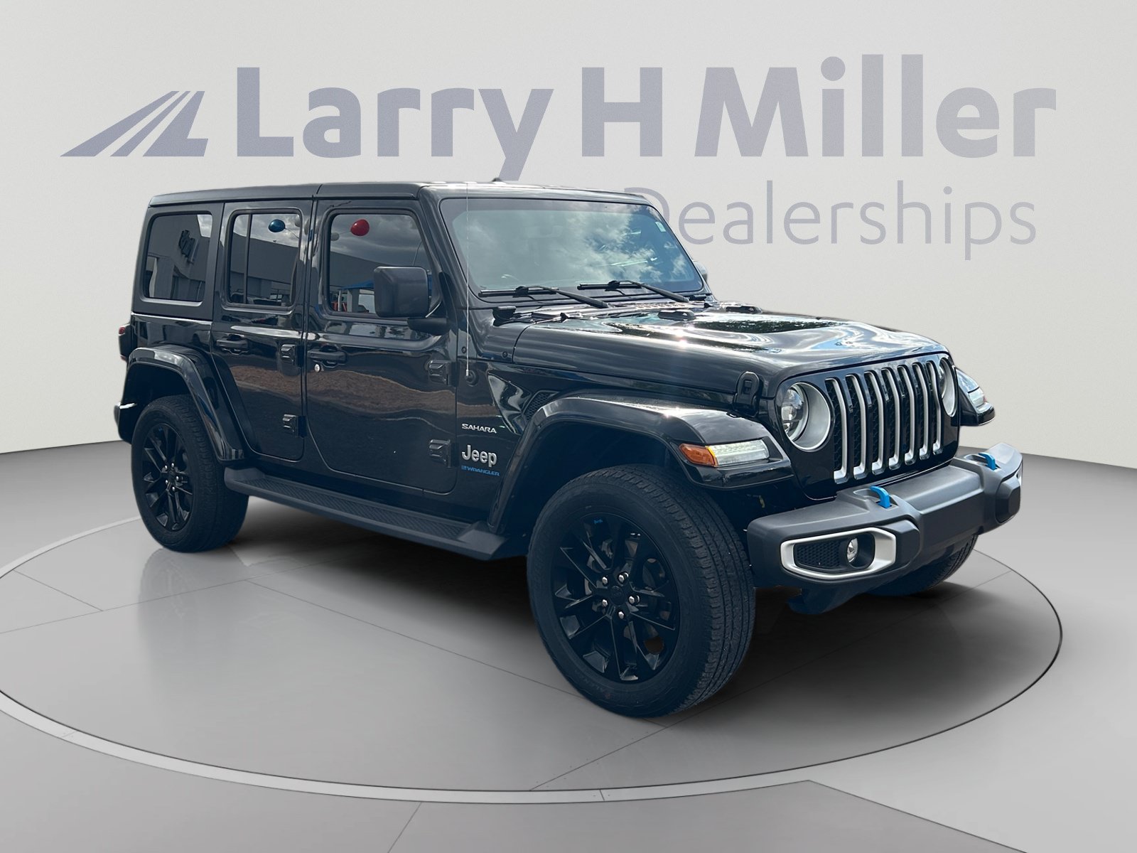 Used 2023 Jeep Wrangler Unlimited Sahara w/ Cold Weather Group AWD/4WD image 7