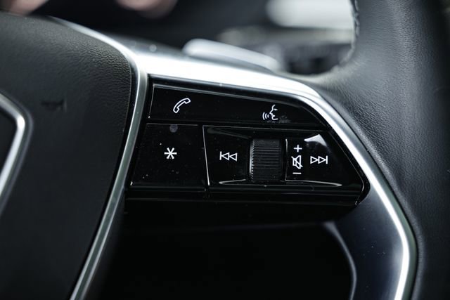 Used 2022 Audi e-tron Premium Plus image 34