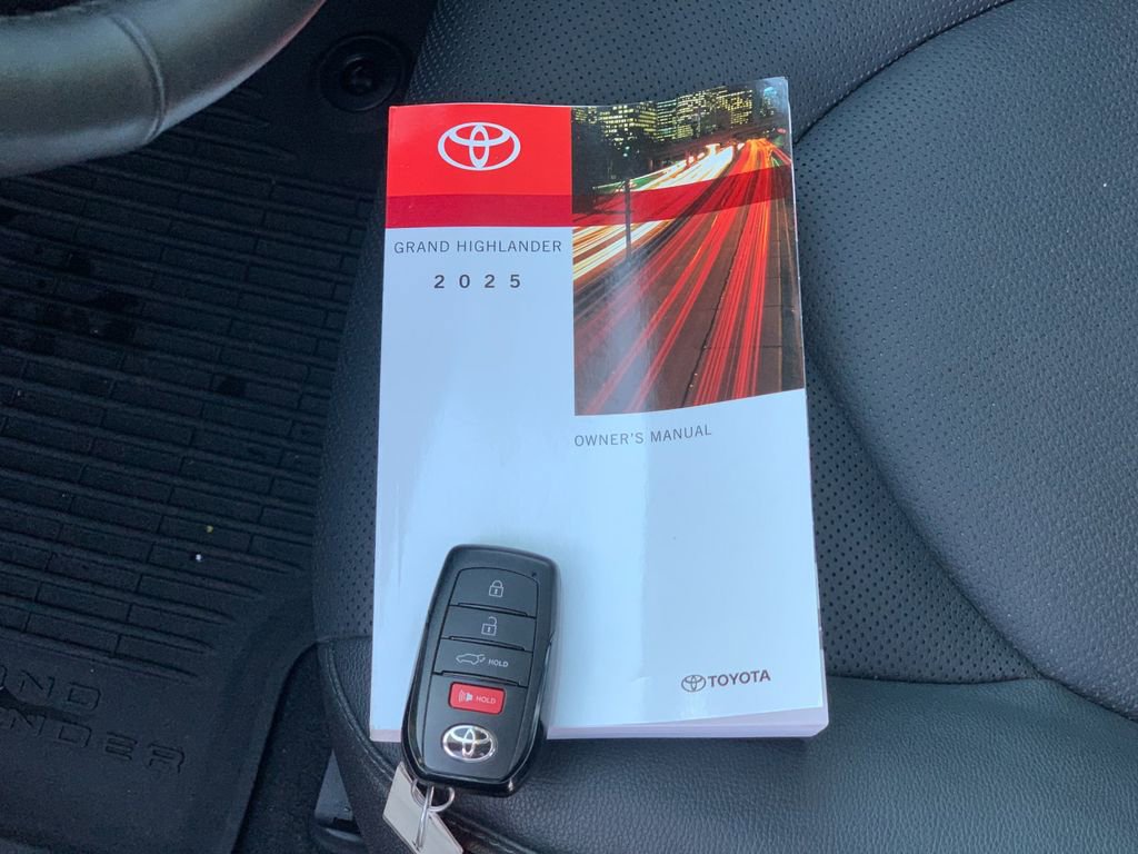 Used 2025 Toyota Grand Highlander AWD image 9