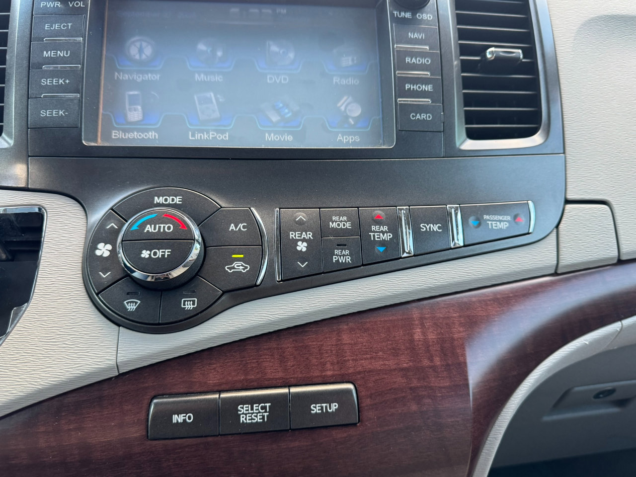 Used 2014 Toyota Sienna XLE image 18