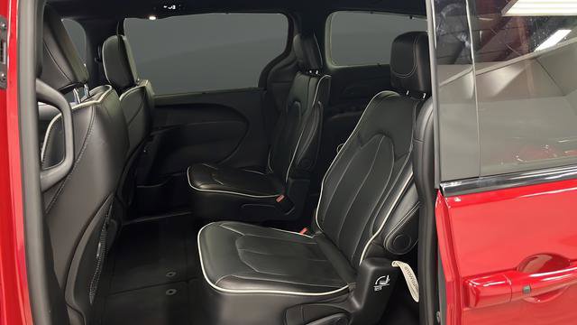 Used 2025 Chrysler Pacifica Limited image 31