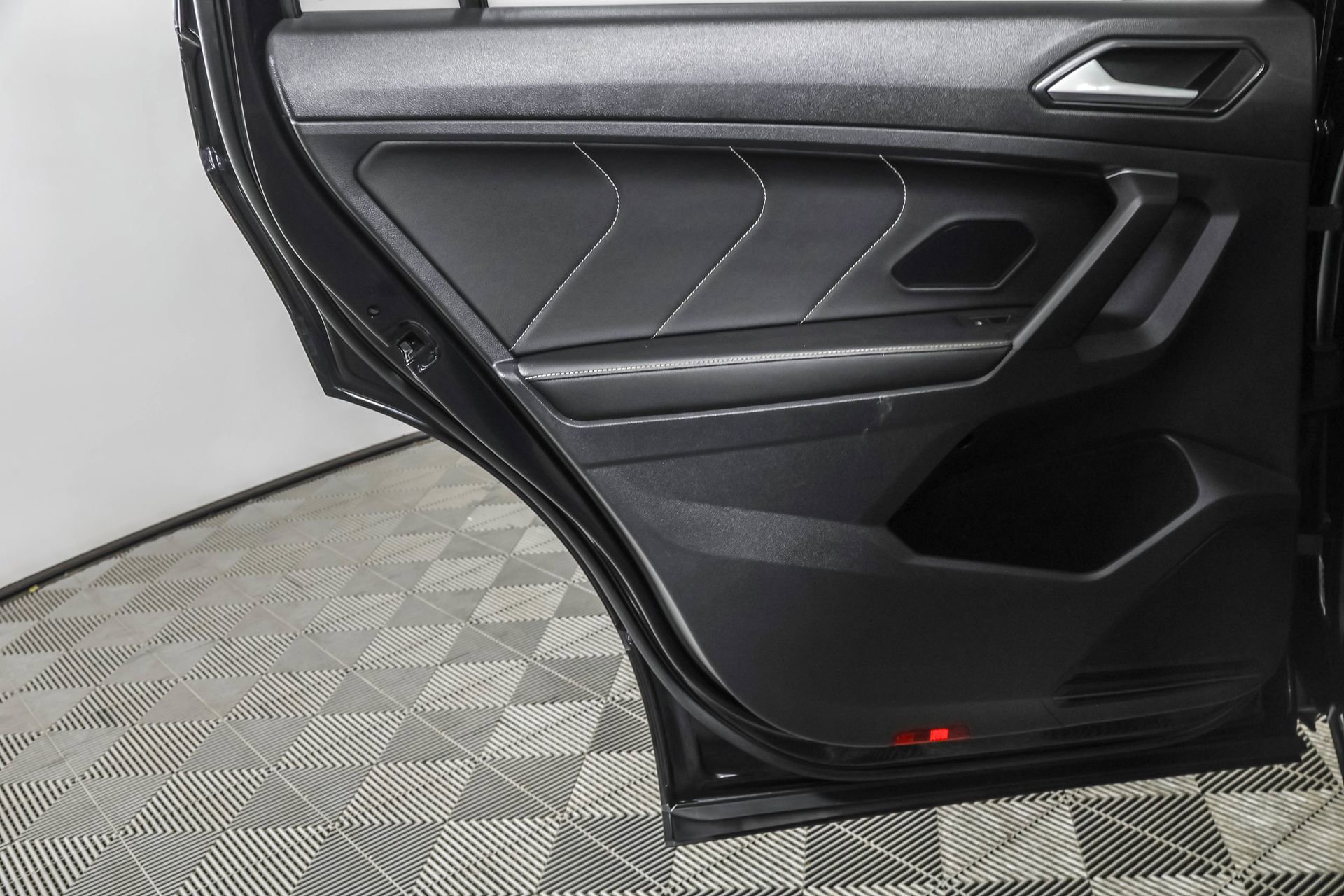 Used 2022 Volkswagen Tiguan SE image 40