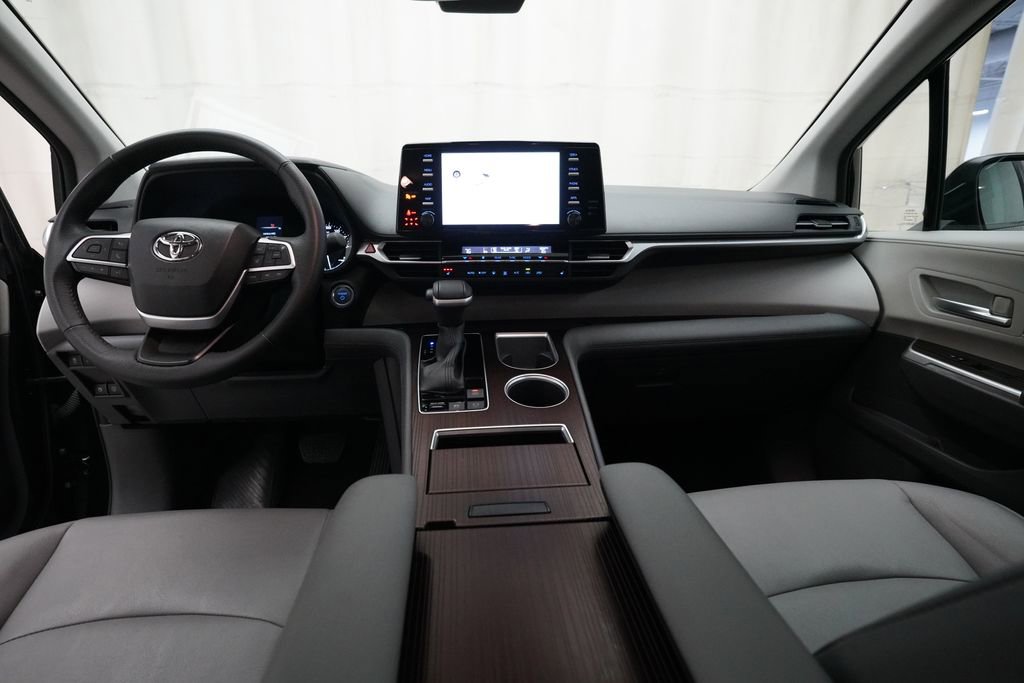 Used 2023 Toyota Sienna XLE FWD image 5