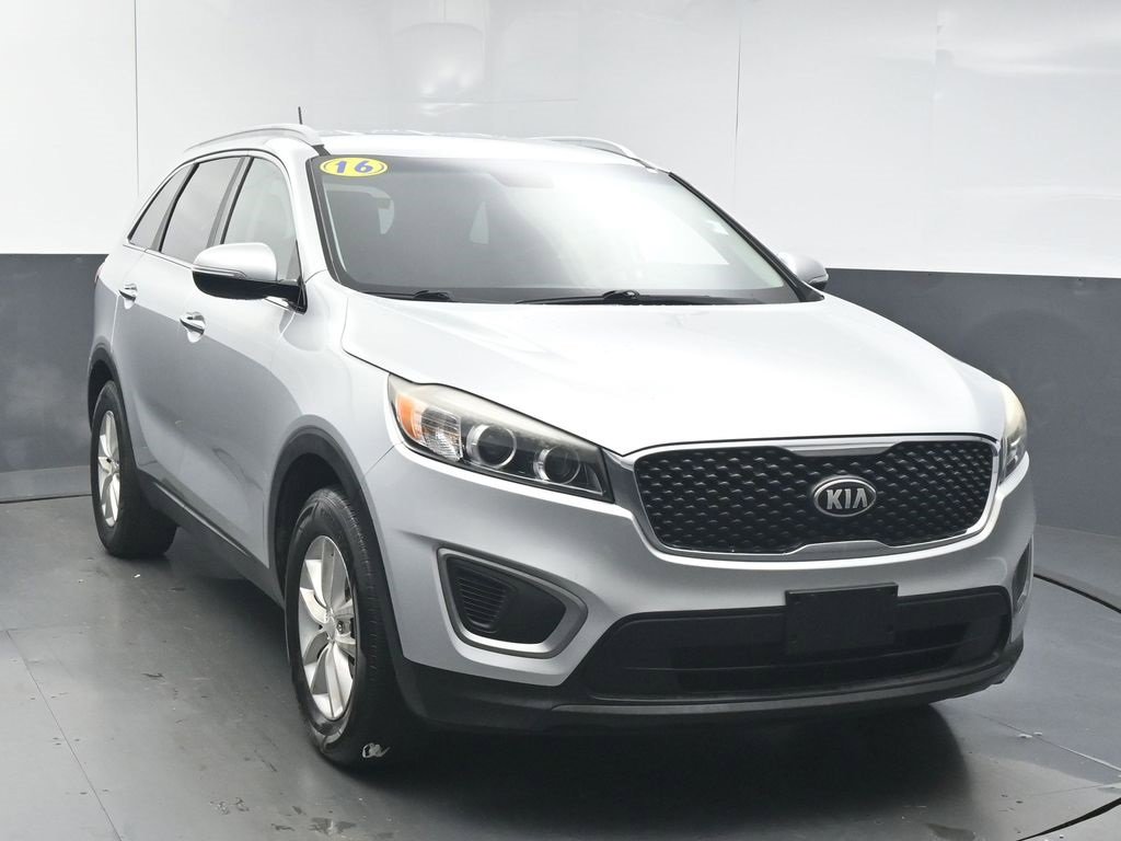 Used 2016 Kia Sorento LX image 2