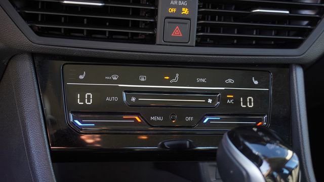 Used 2025 Volkswagen Jetta SE image 23