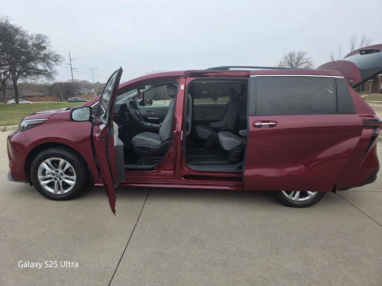 Used 2024 Toyota Sienna XLE w/ XLE Plus Package image 17