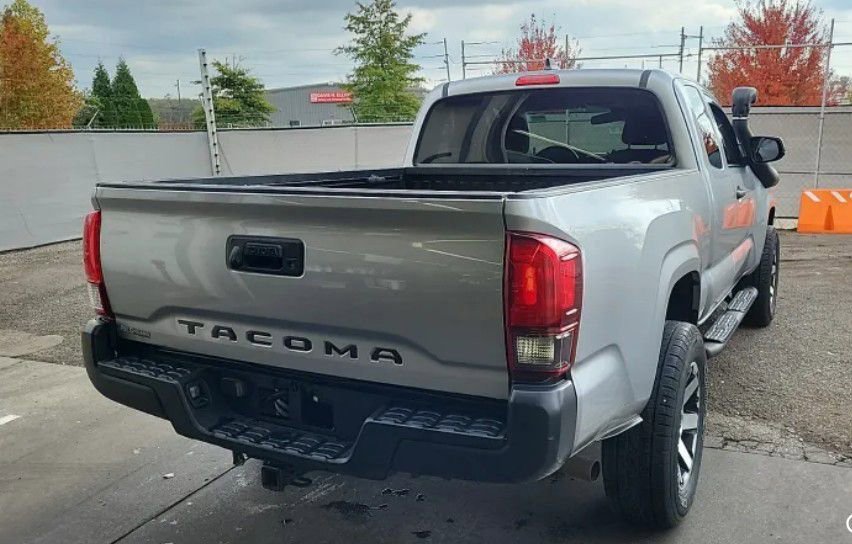 Used 2022 Toyota Tacoma SR image 3