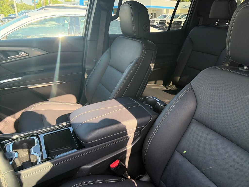 Used 2025 Chevrolet Traverse LT FWD image 23