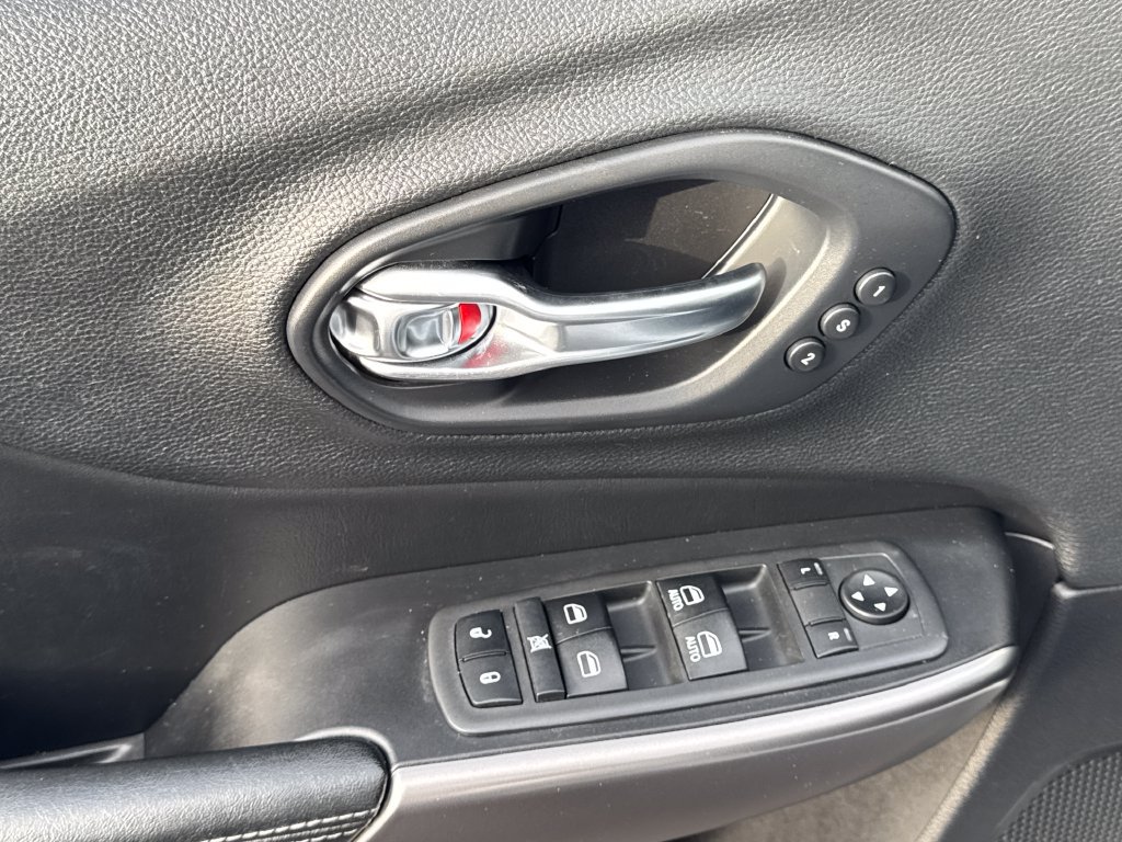 Used 2019 Jeep Cherokee Limited AWD/4WD image 22