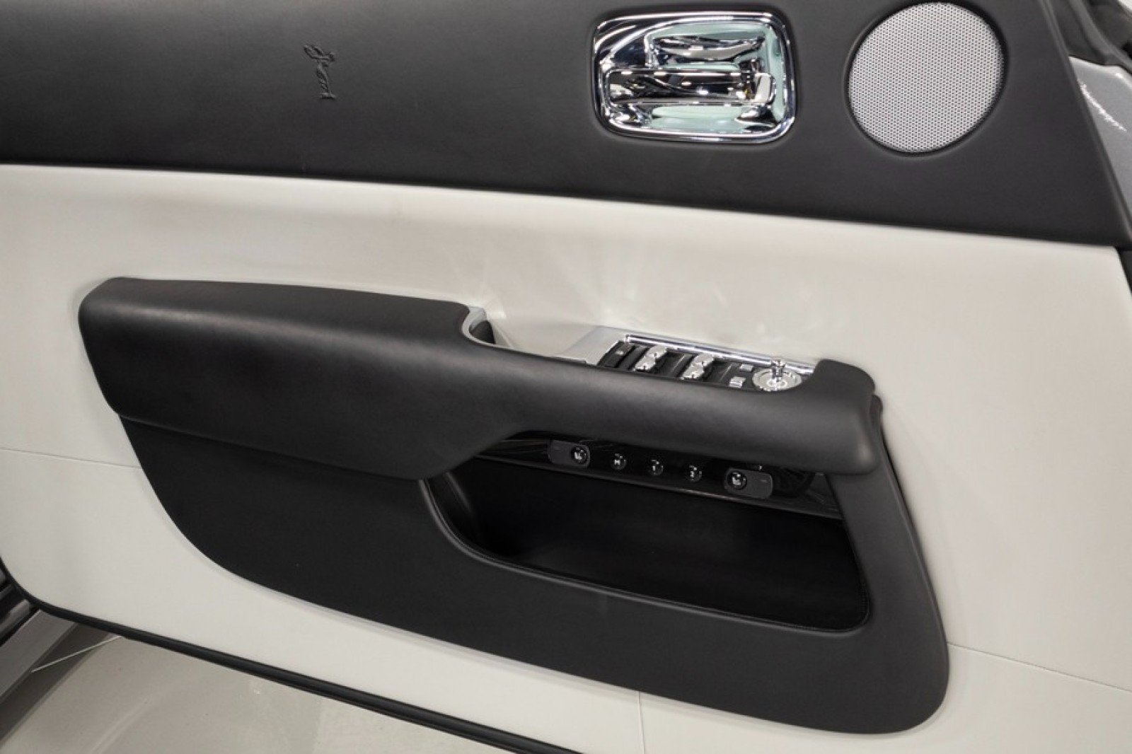 Used 2019 Rolls-Royce Dawn RWD image 39