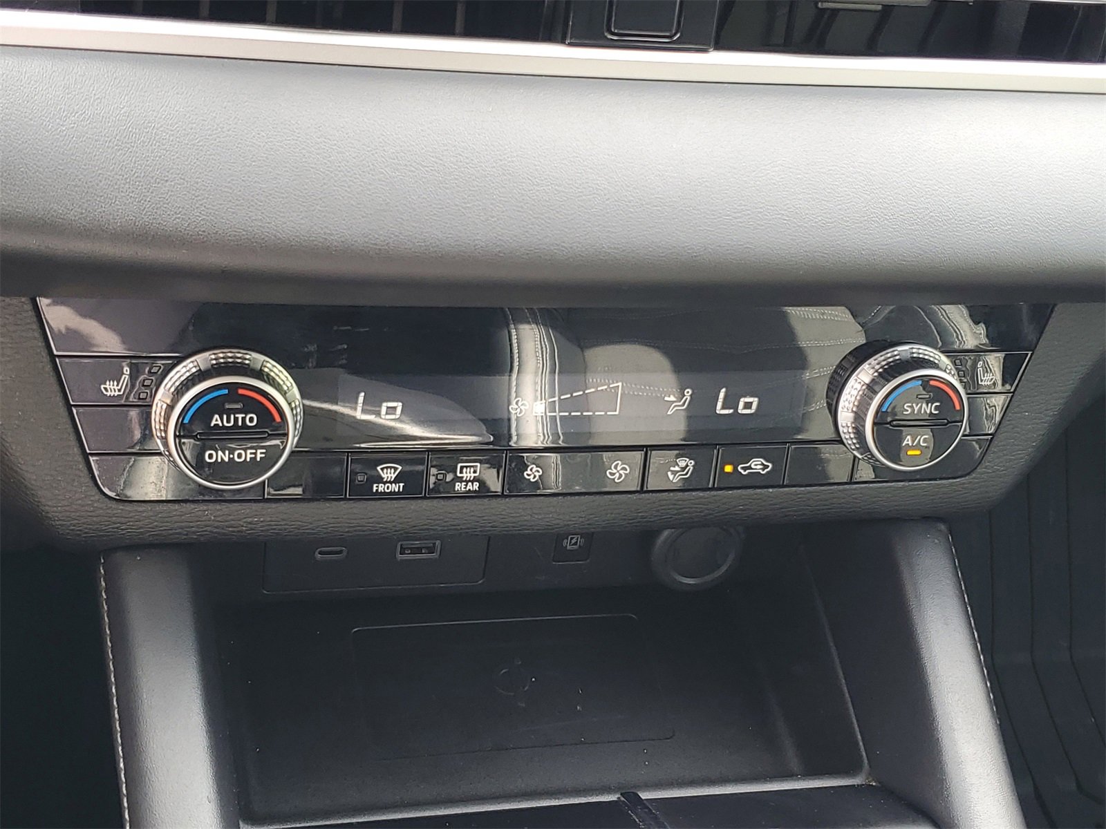 Used 2024 Mitsubishi Outlander SE image 18