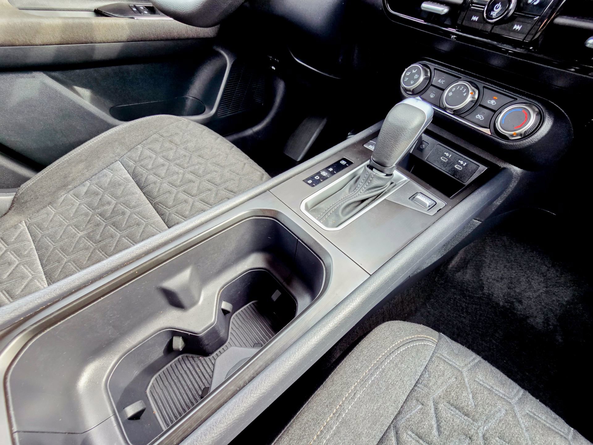 Used 2025 Nissan Kicks SV image 16