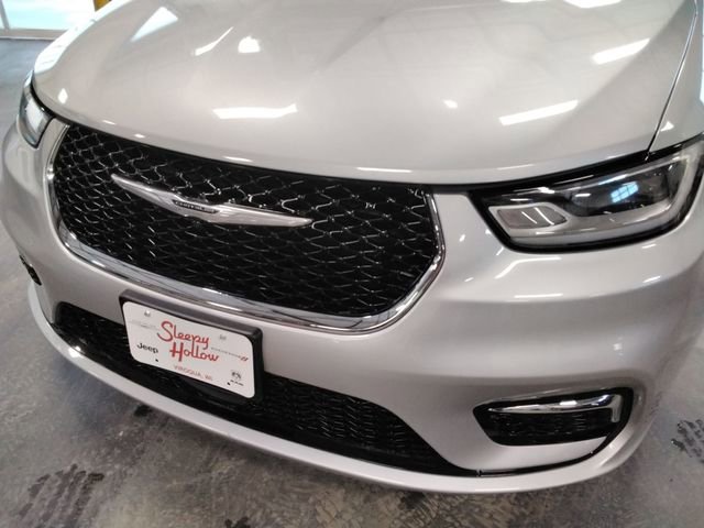 Used 2024 Chrysler Pacifica Touring-L image 14