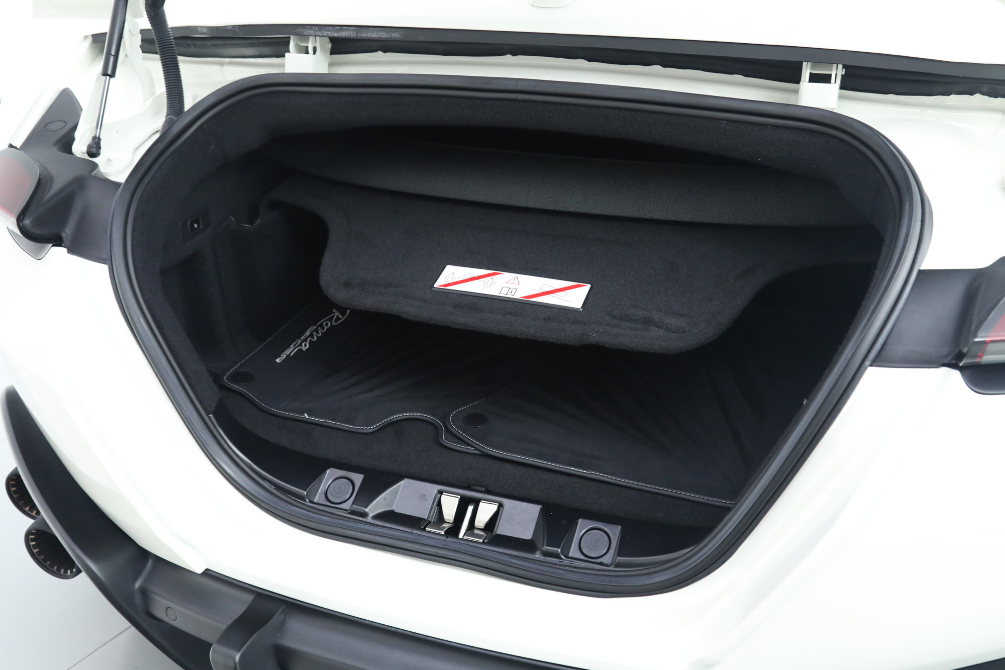 Certified 2025 Ferrari Roma Spider RWD image 40