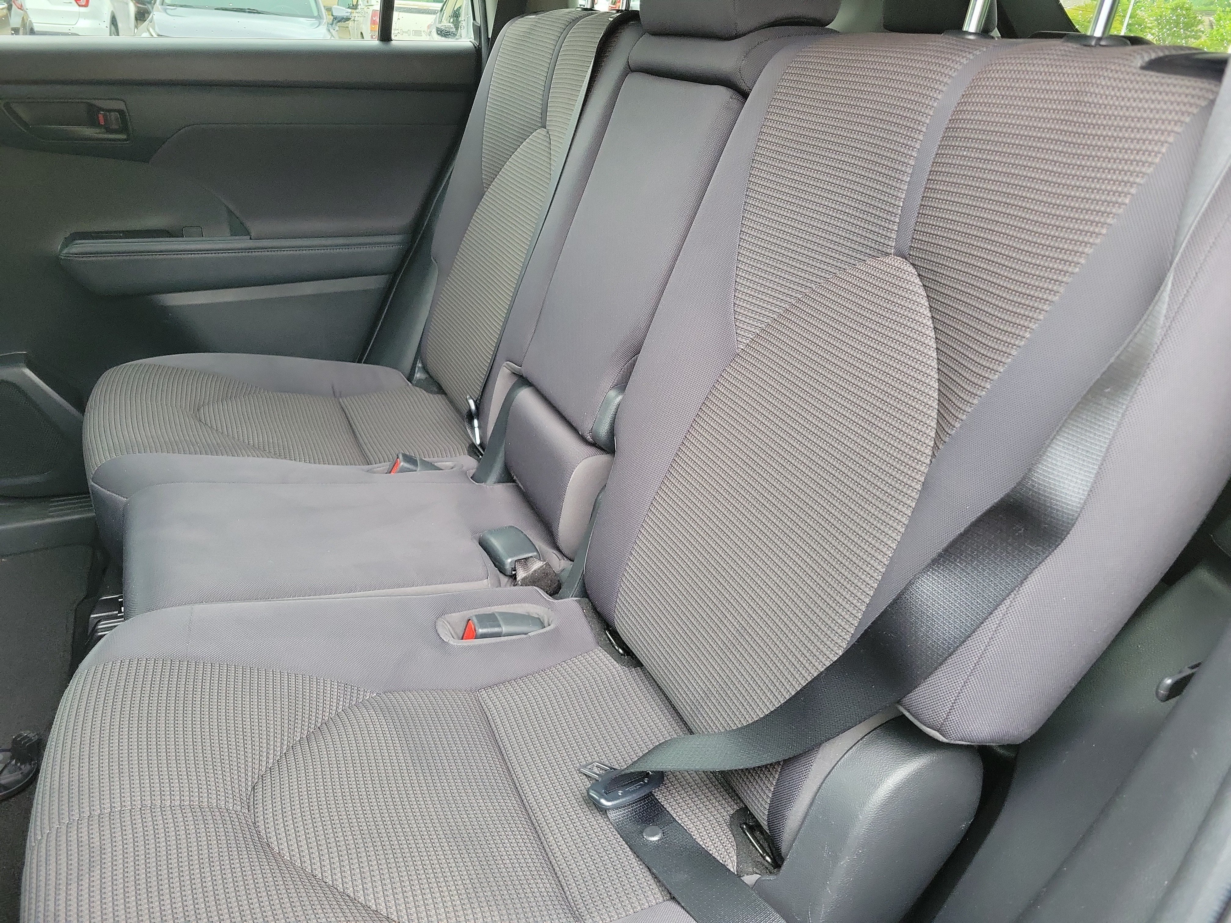Used 2022 Toyota Highlander L FWD image 7