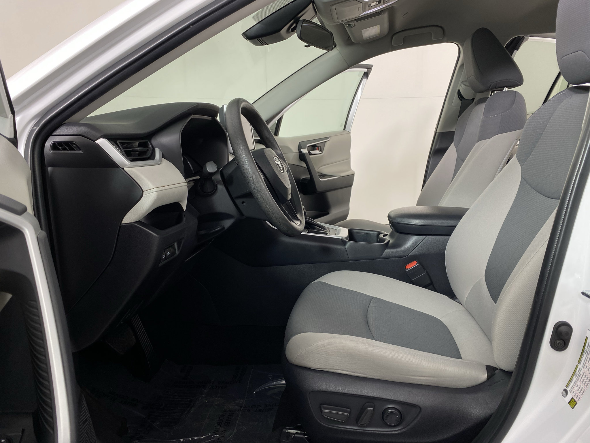 Used 2025 Toyota RAV4 XLE FWD image 21