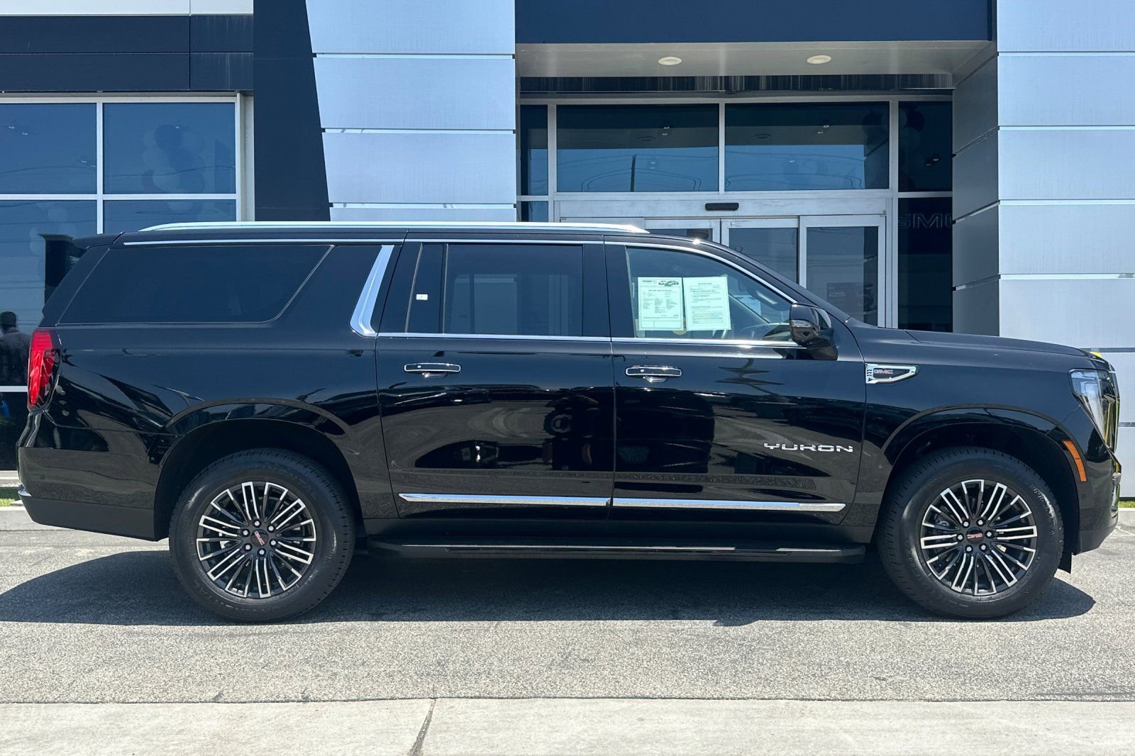 Used 2025 GMC Yukon XL Elevation RWD image 3