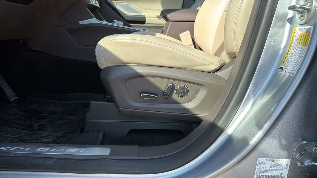 Used 2020 Ford Explorer Platinum w/ Premium Technology Package image 13