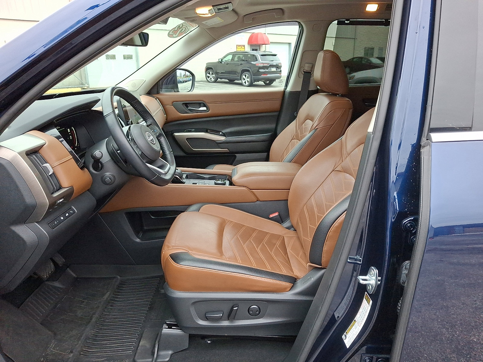 Used 2023 Nissan Pathfinder Platinum w/ Cargo Package image 15