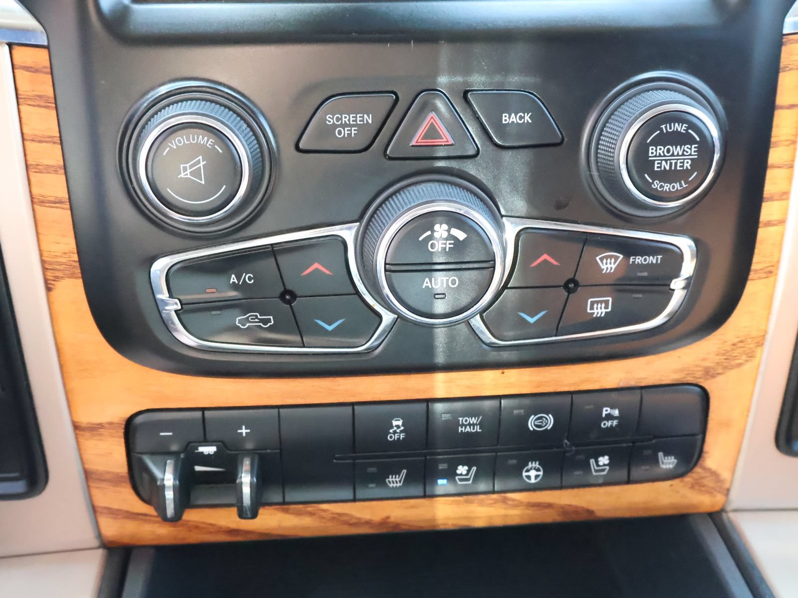 Used 2014 RAM 3500 Laramie Longhorn w/ Convenience Group AWD/4WD image 39