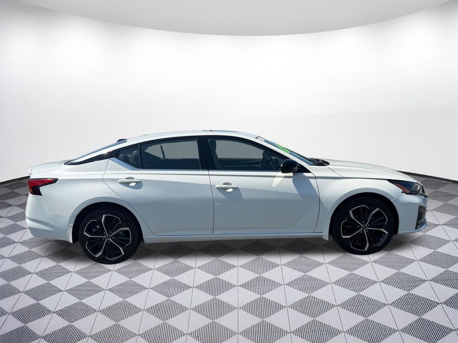Used 2023 Nissan Altima 2.5 SR w/ SR Premium Package AWD/4WD image 7