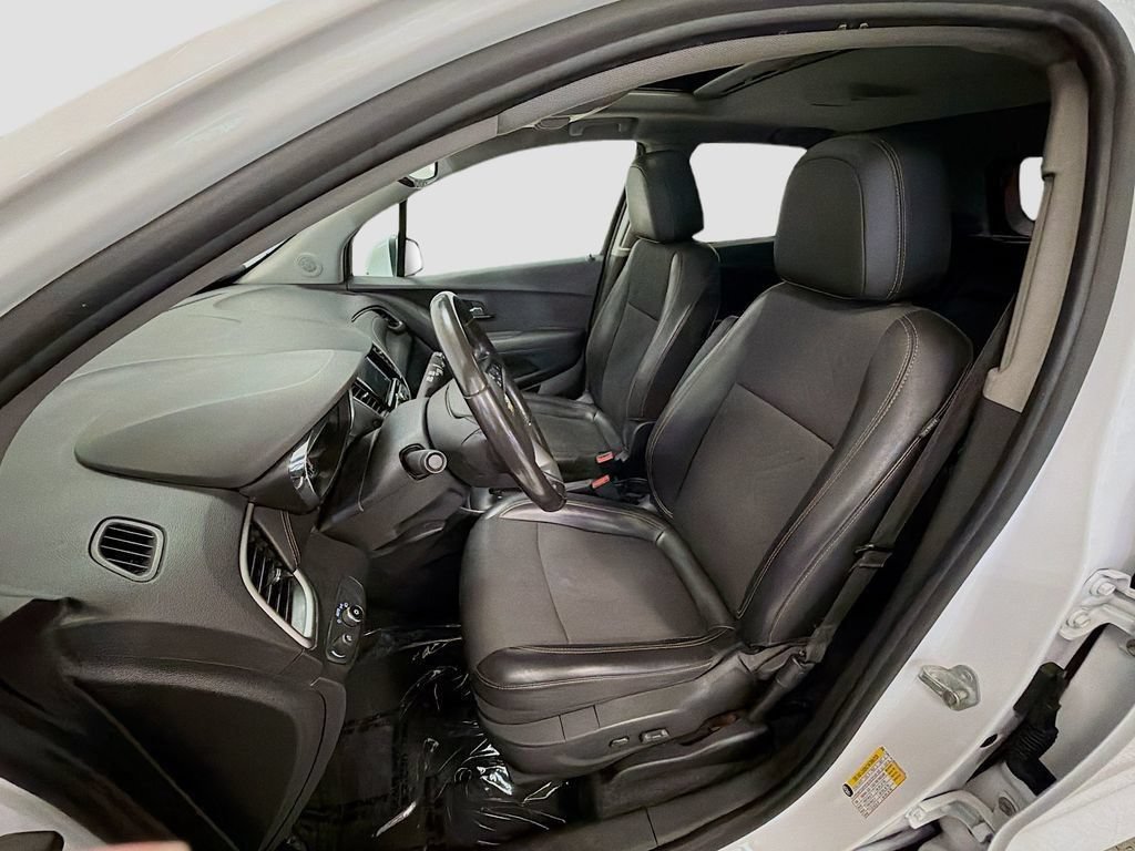Used 2020 Chevrolet Trax LT w/ Sun & Sound Package FWD image 32
