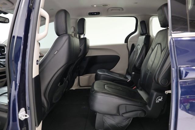 Used 2017 Chrysler Pacifica Touring-L FWD image 32