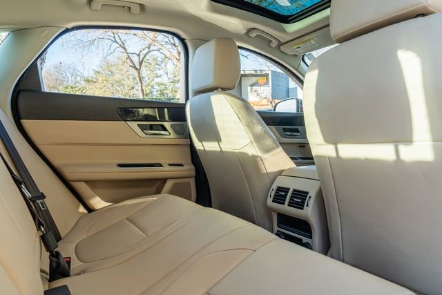 Used 2016 Jaguar XF Premium image 44